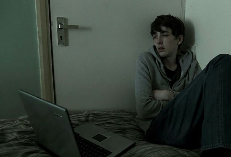 TOLONG JANGAN SAMPAI MERASA SENDIRIAN YA.. BERBAHAYA