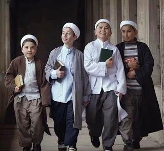 PANDANGLAH DENGAN ADIL DAN PAKSA 3 HAL INI