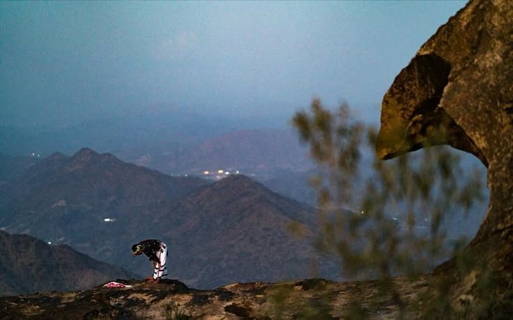 DI ANTARA HATI DAN KEBAHAGIAAN